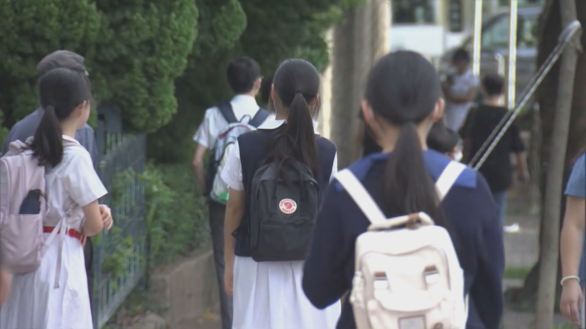 開學日｜家長陪同子女上學　有學生期待開課會規劃學習時間