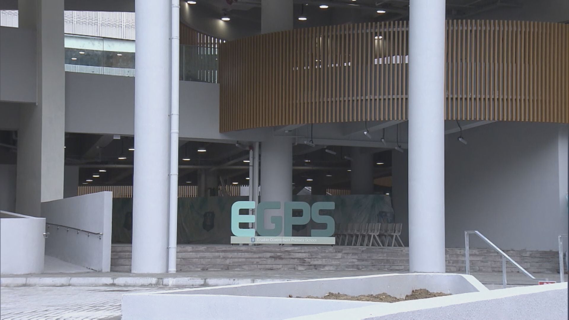 開學日｜安博官立小學未完工仍有大量建材　校長稱課室可使用會確保學生安全