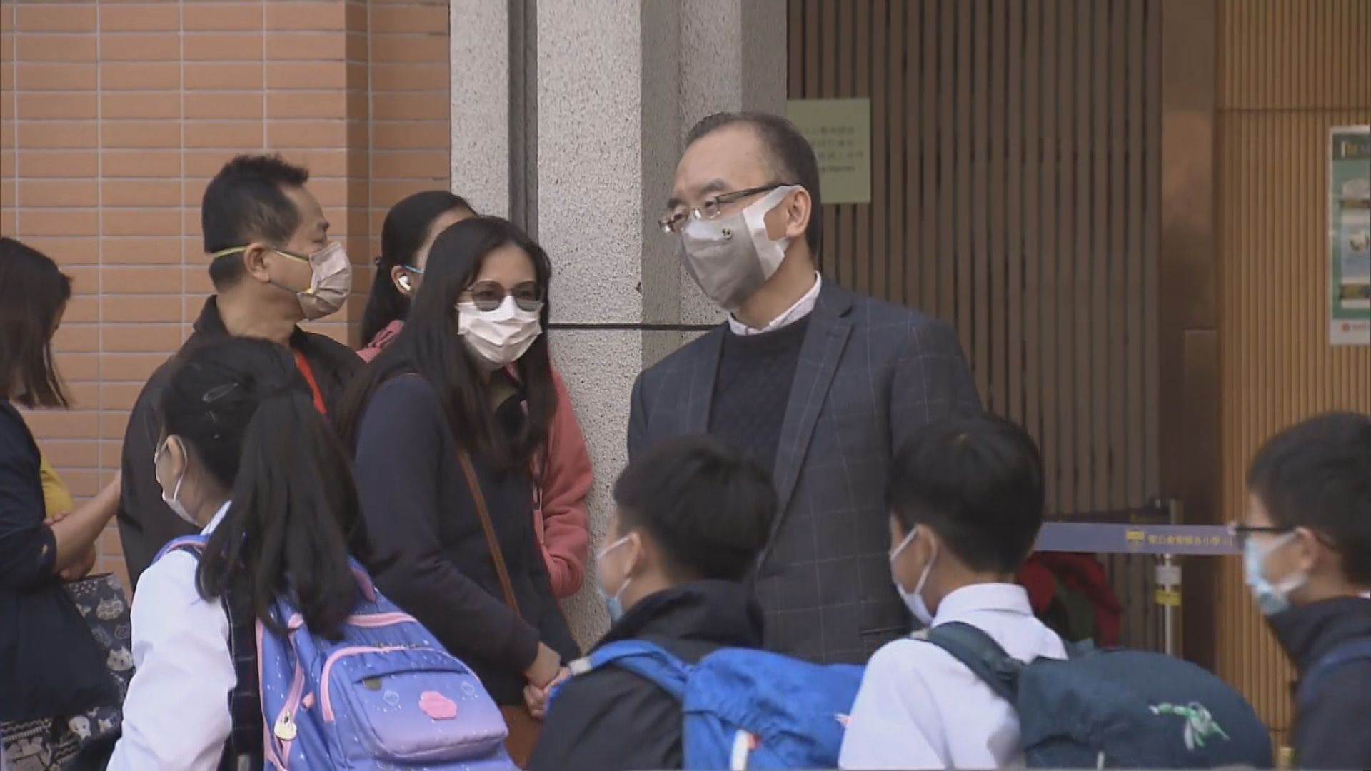 小學校長稱會配合到校接種　有家長對讓年幼子女接種持觀望態度