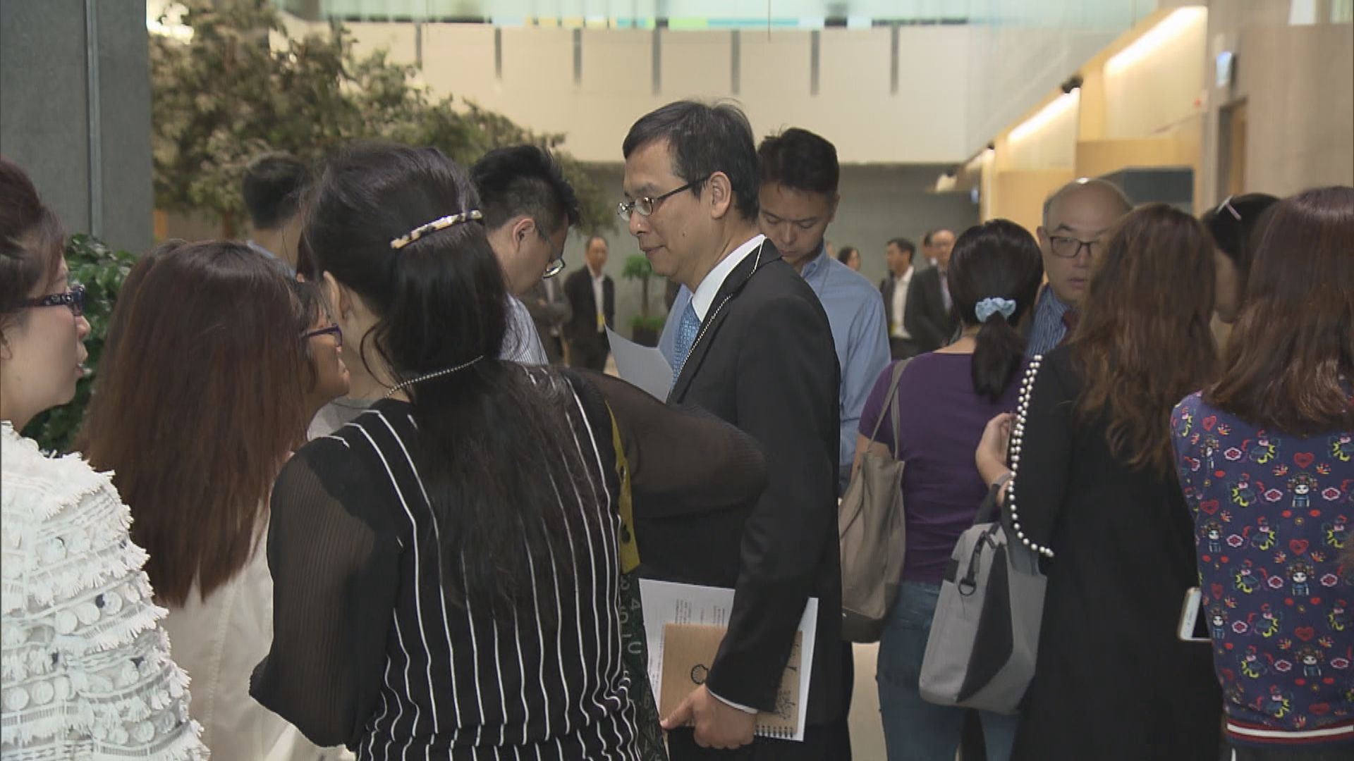 朗思學校涉違規經營　家長晤教育局商善後