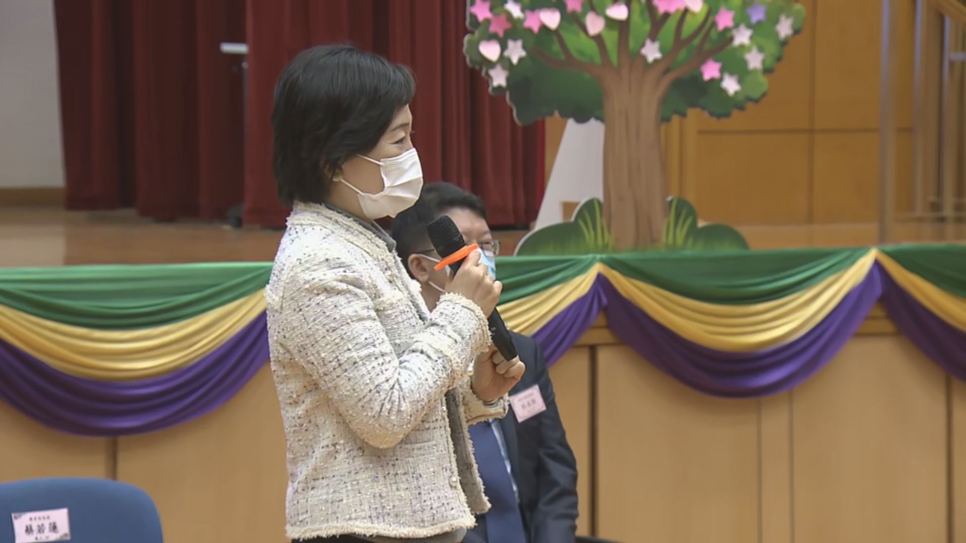 蔡若蓮到口岸及中學視察　了解跨境生恢復上學情況