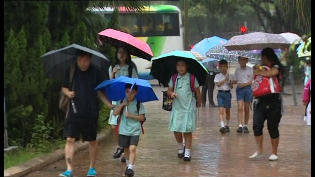黃雨開學　學生提早出門上課