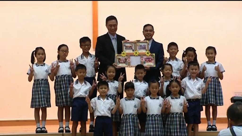 楊潤雄到將軍澳一小學了解開學日情況