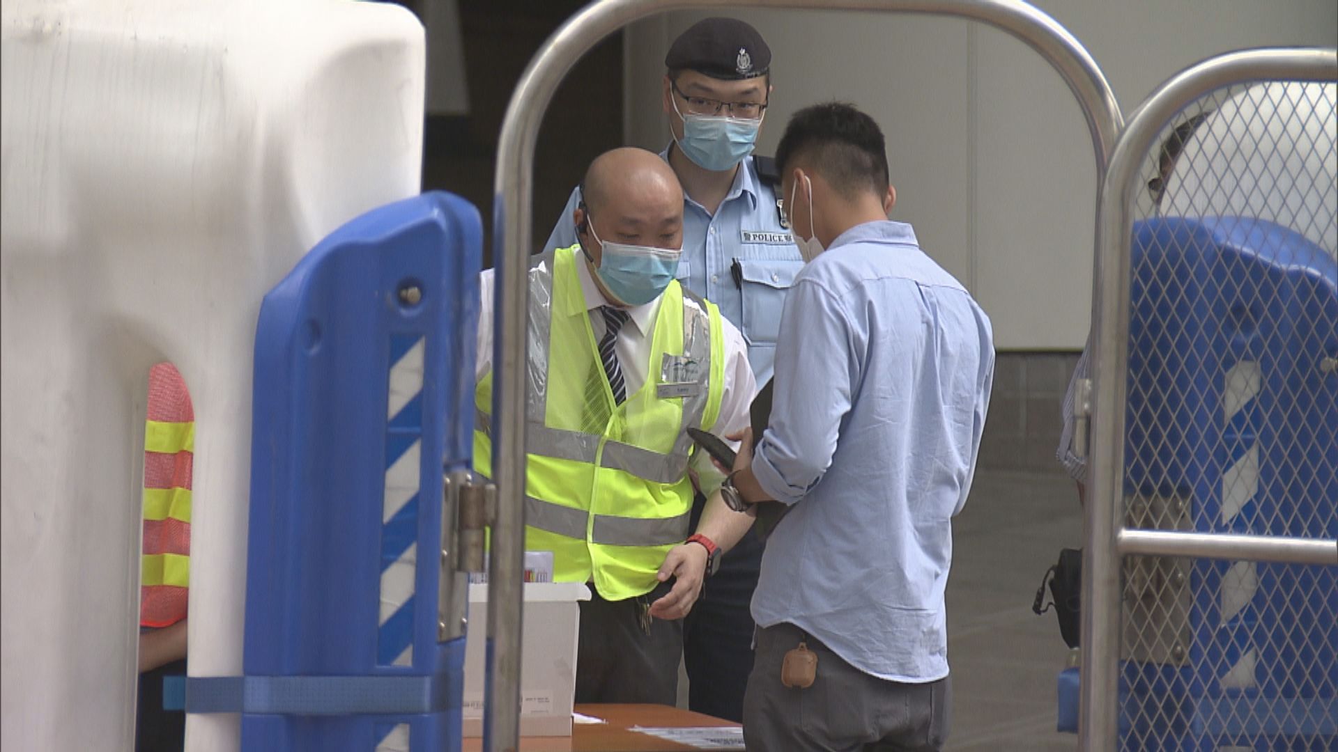 七一前夕警方在灣仔會展及金紫荊廣場一帶布防