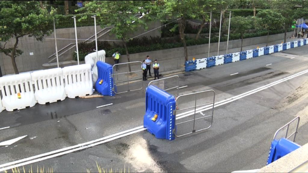 習近平中午抵港　灣仔設逾二百巨型水馬布防