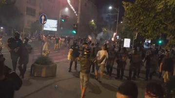 塞爾維亞多個城市續有反政府示威　與警方爆發衝突