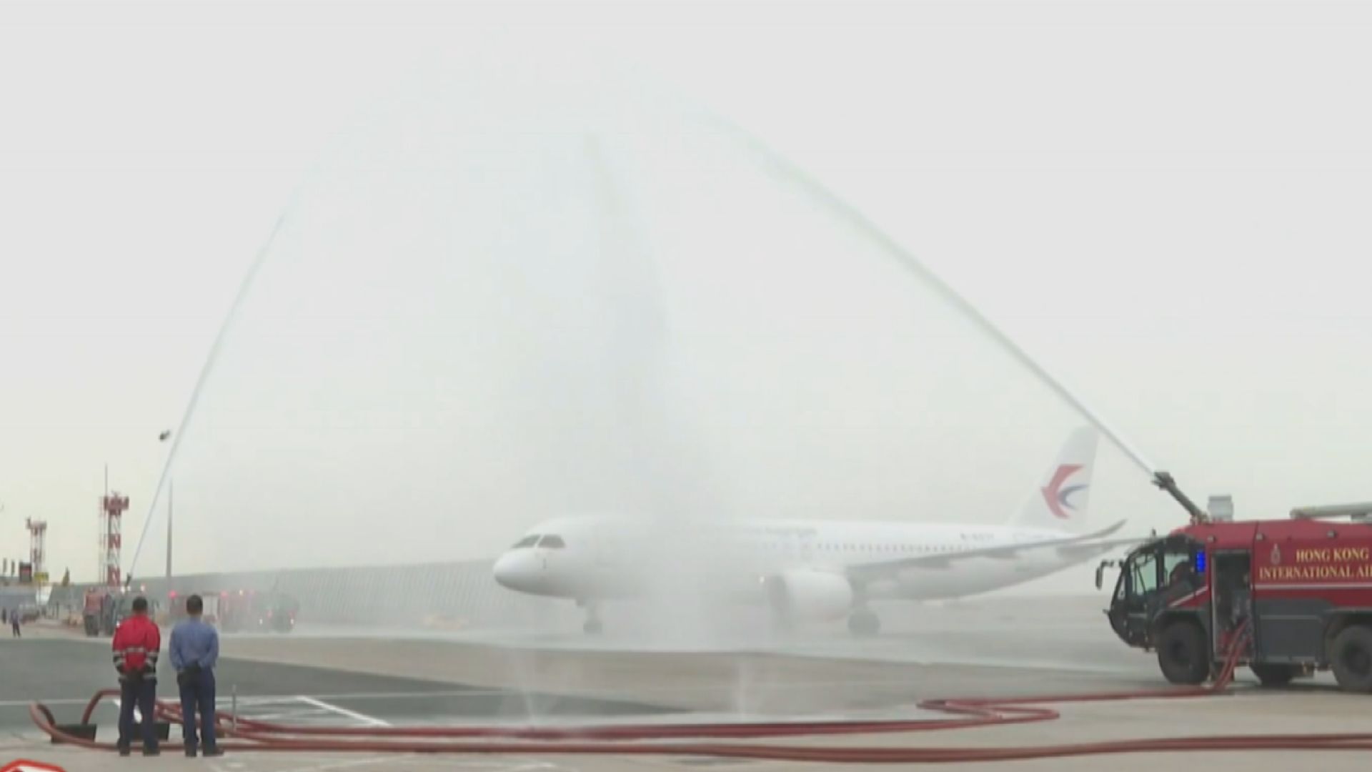 C919滬港首班商業航班抵港　乘客稱座位寬敞舒適