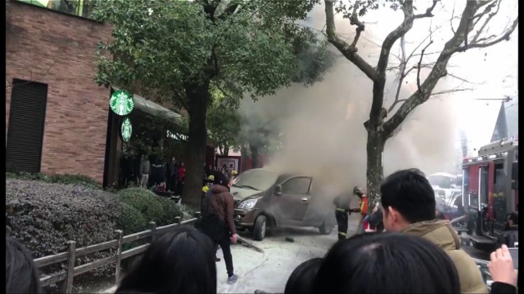 上海有運危險品貨車剷上行人路18傷