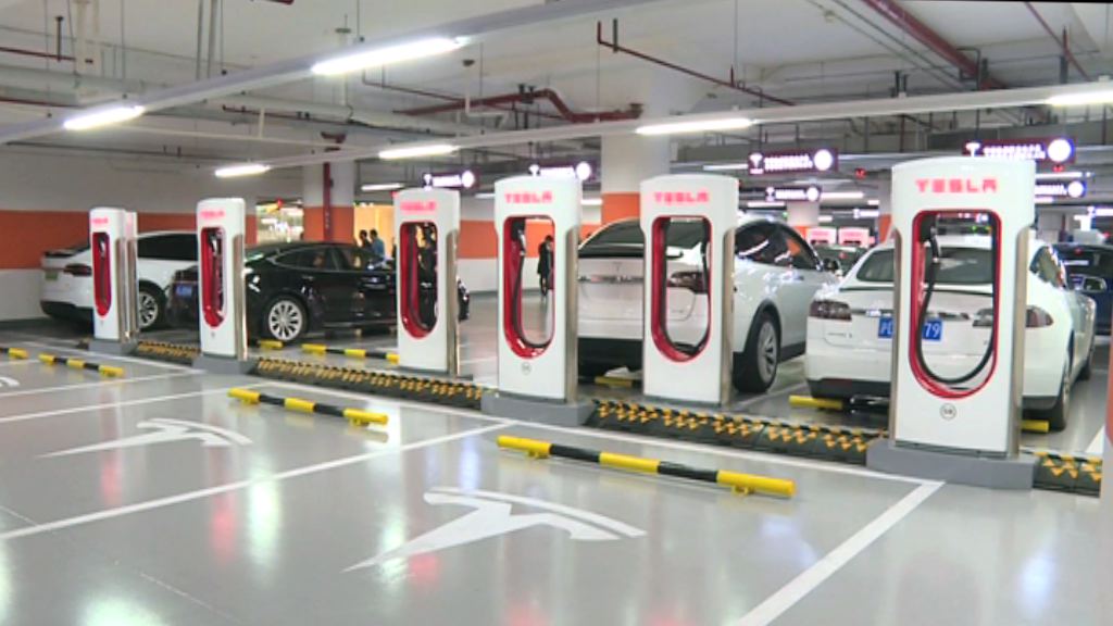 【叉1個鐘行400公里！】Tesla超級「電魔」叉電速度快4倍