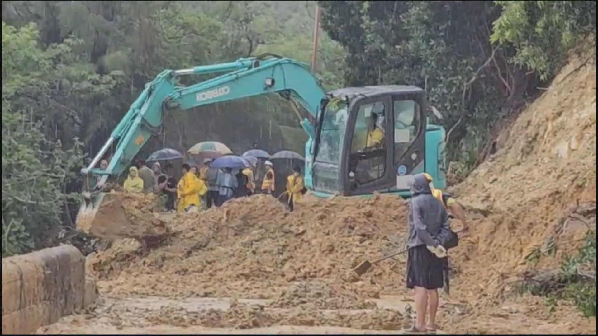 石澳塌山泥陸路交通斷絕 逾百村民水路撤離