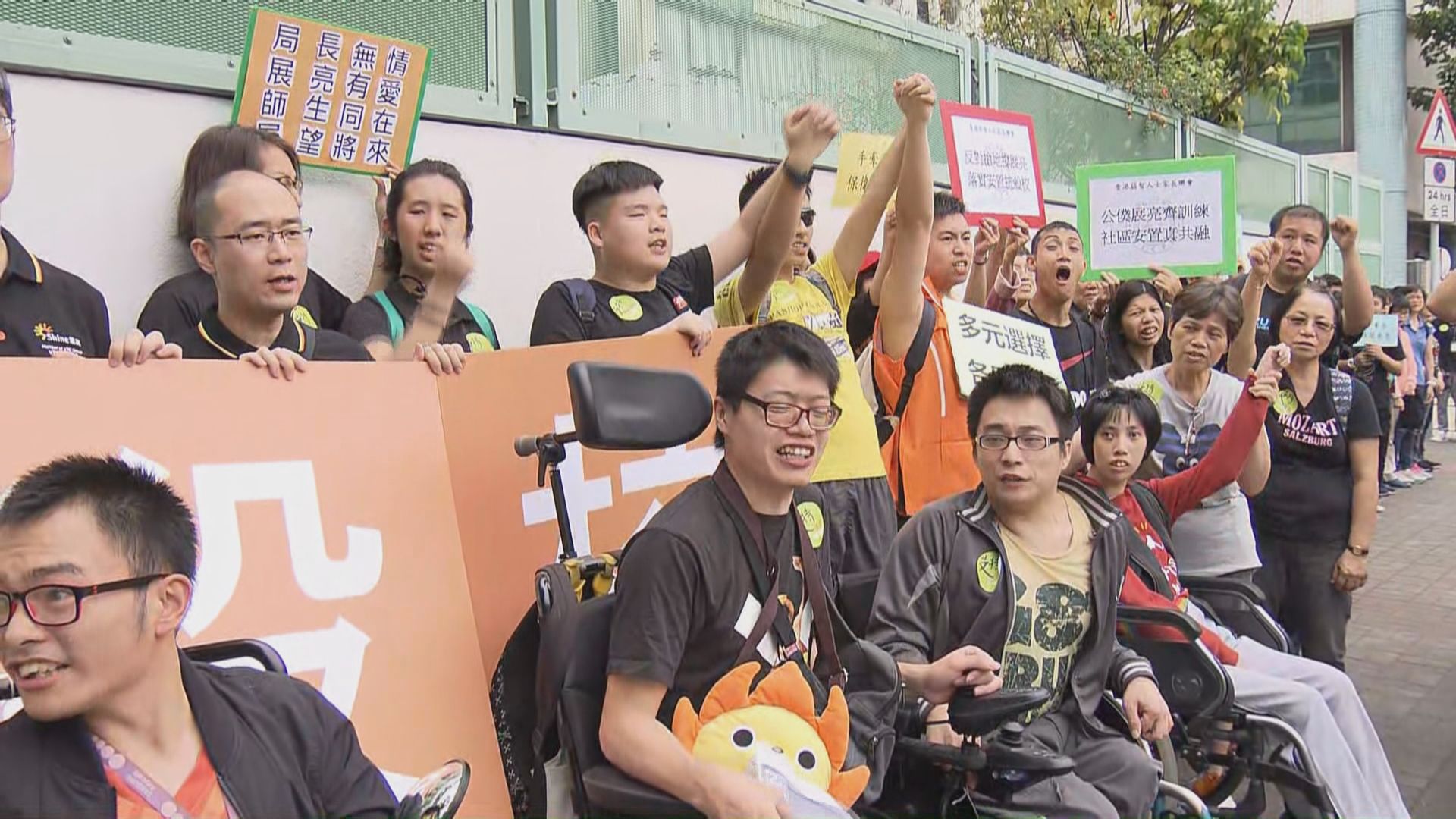 團體報稱有七百多人參加守護展亮中心集會