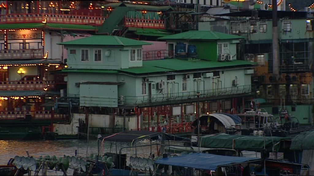 珍寶海鮮舫有船入水傾斜