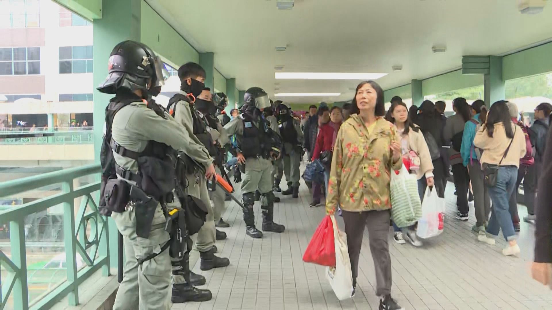 大批防暴警察在上水廣場外圍戒備