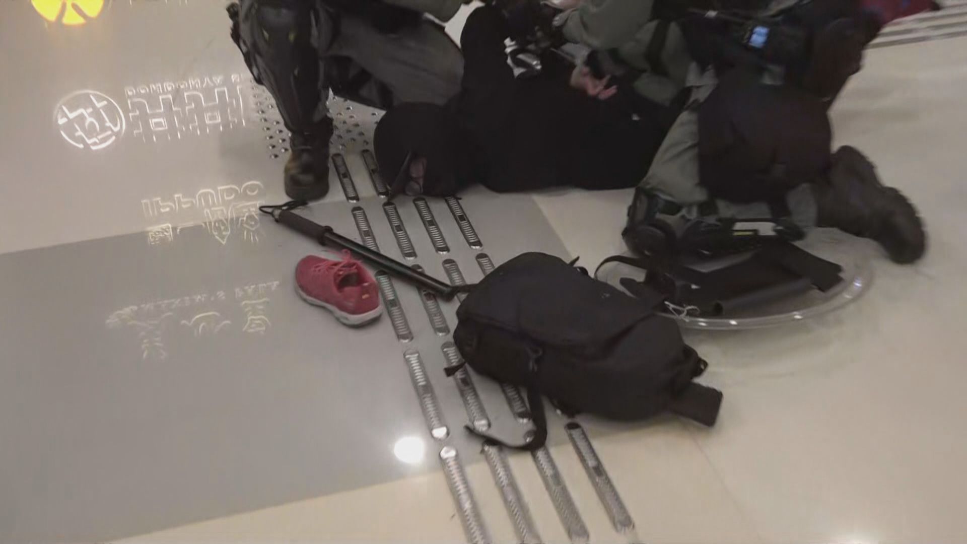 新城市廣場有食肆被破壞　警施放胡椒噴霧制服多人