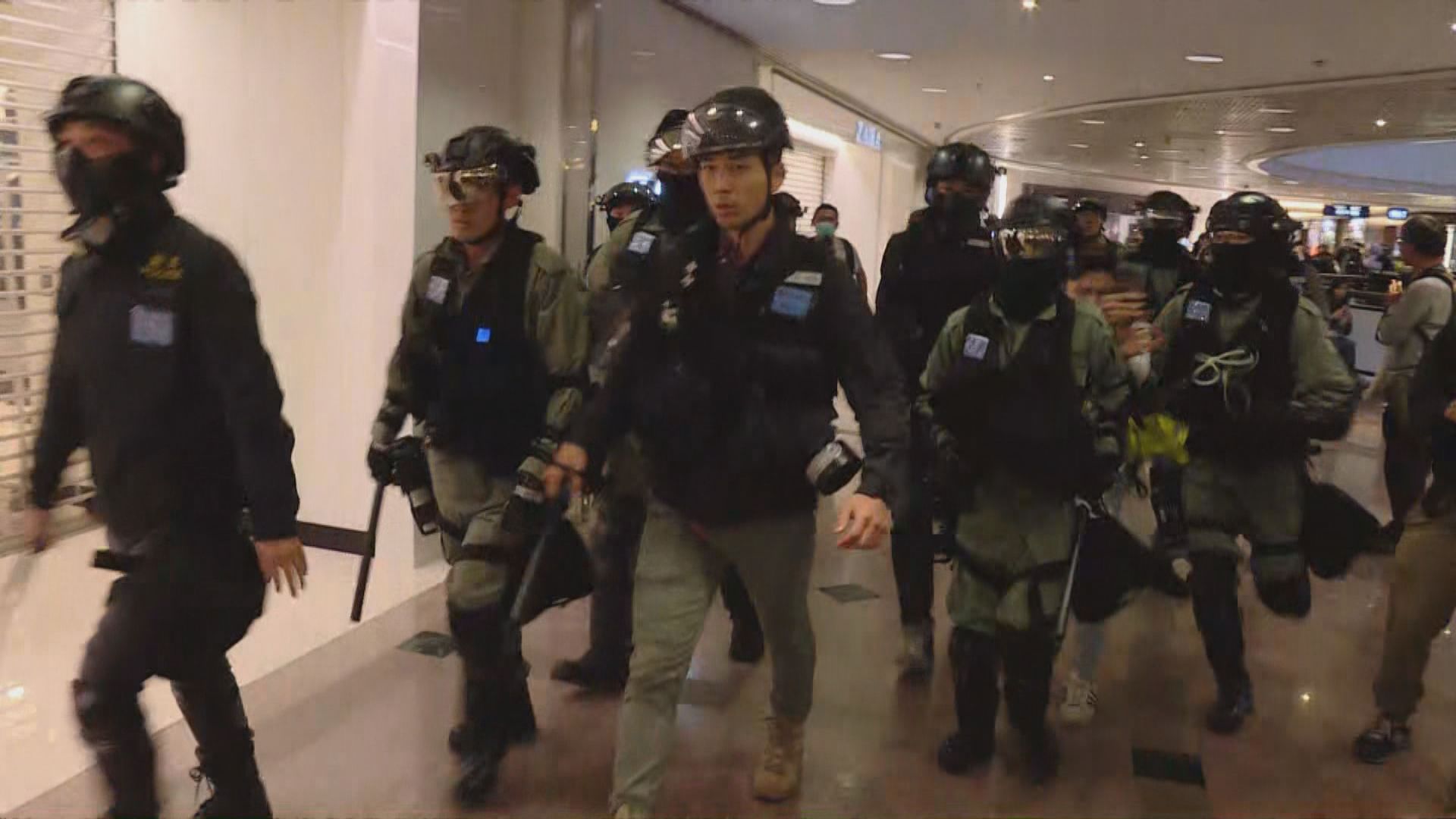 防暴警察進入海港城商場以胡椒噴霧驅散人群