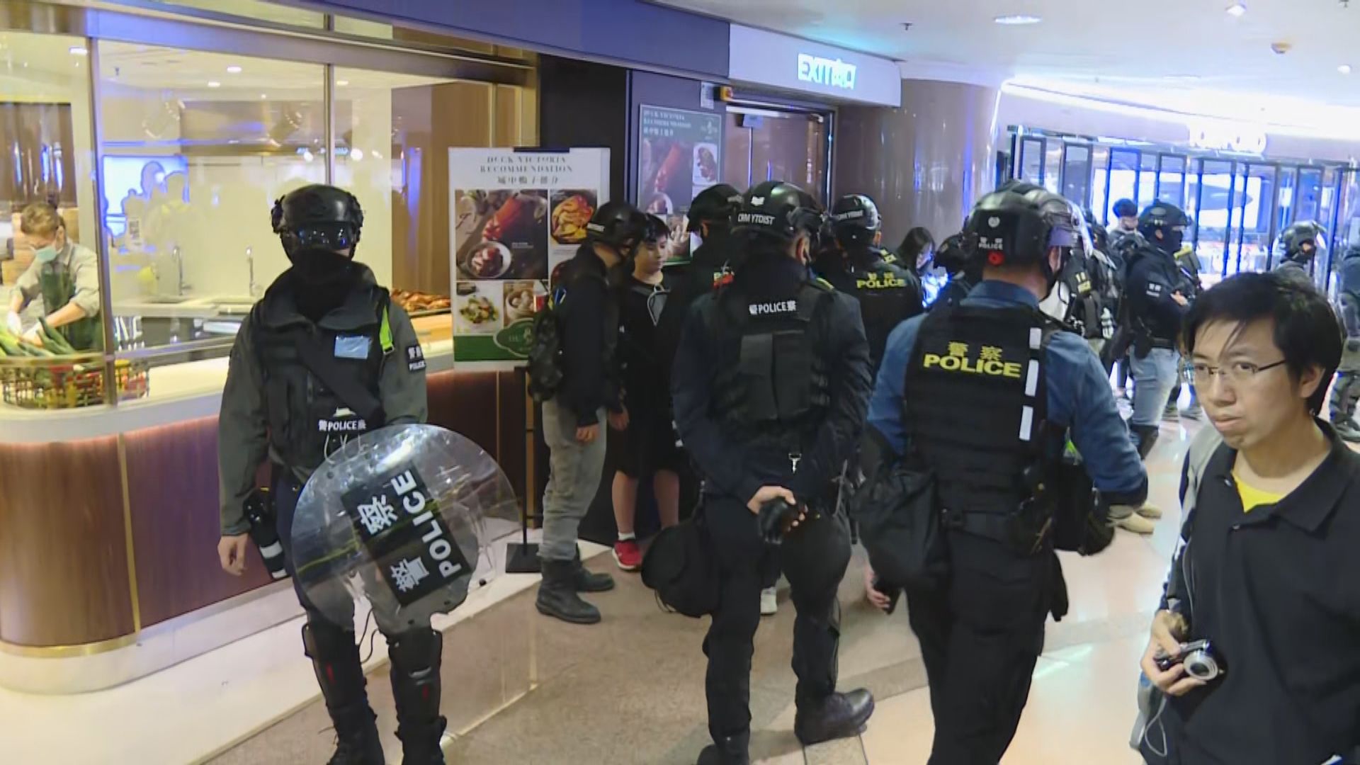 尖沙咀海港城內有持長槍警員截查市民
