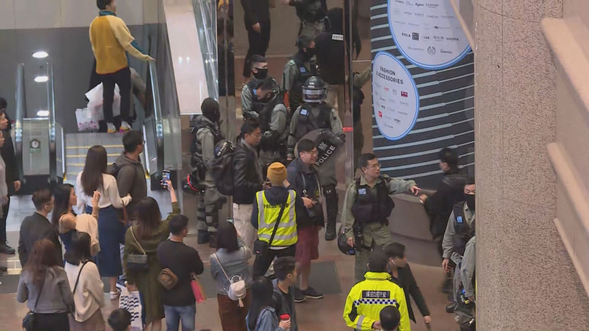 時代廣場有市民叫口號　防暴警截查多人