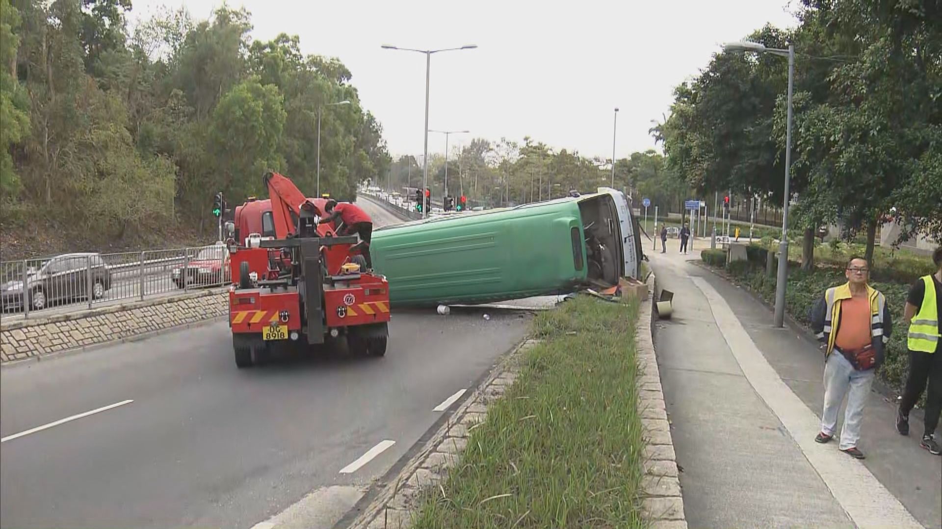 大埔汀角路小巴翻側七人受傷送院