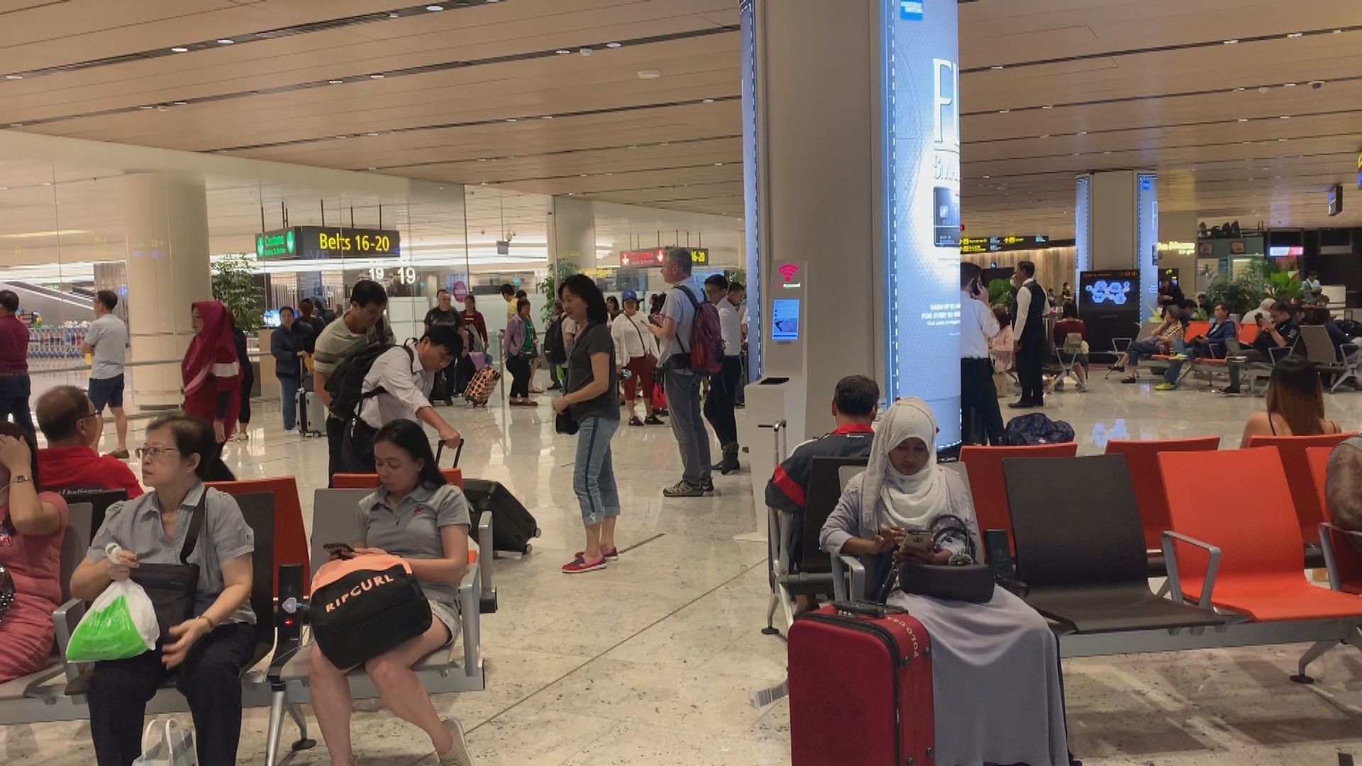 香港母子新加坡樟宜機場鬧事分別被判監6個月和10天