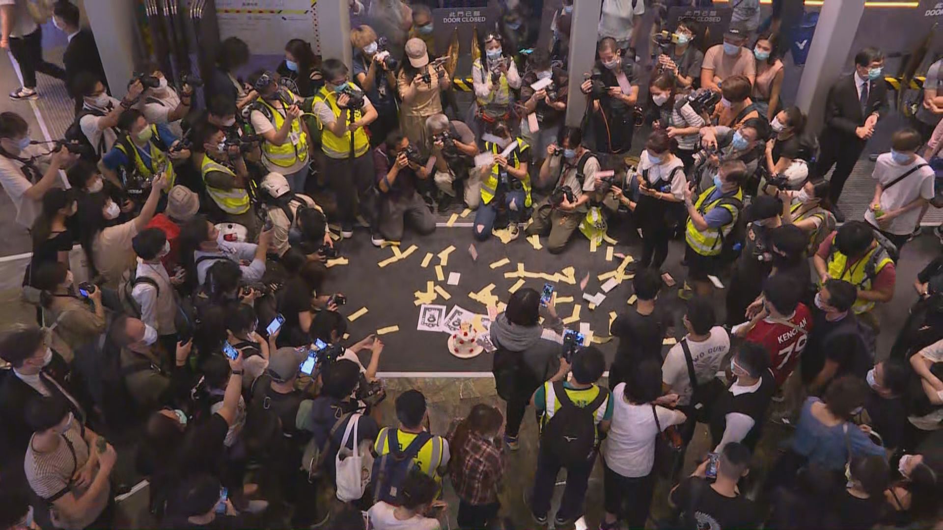 旺角朗豪坊有人聚集　高叫口號及唱歌