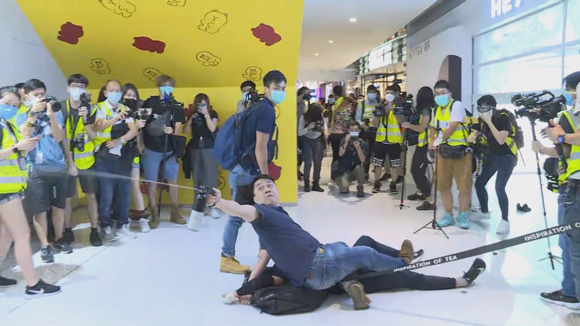 便衣警在沙田新城市廣場制服一男子