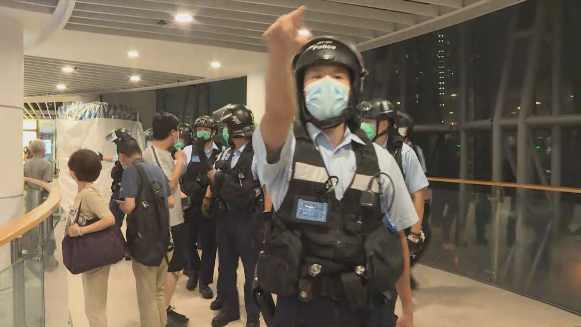 慈雲山有人聚集唱歌　警員多次入商場驅散