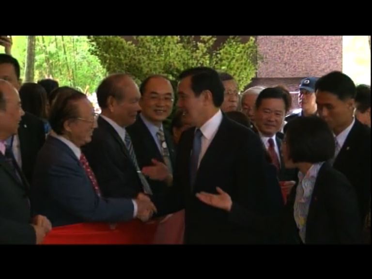 馬英九抵新加坡先晤僑胞
