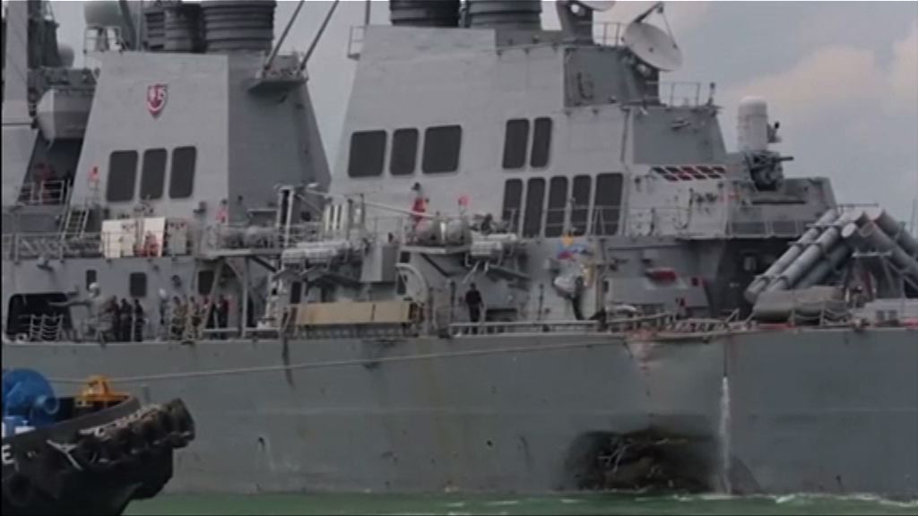 救援人員進入麥凱恩號船艙搜索