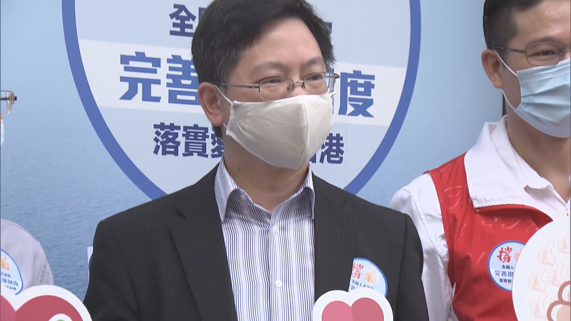 薛永恒到街站簽名支持人大改革選舉決定