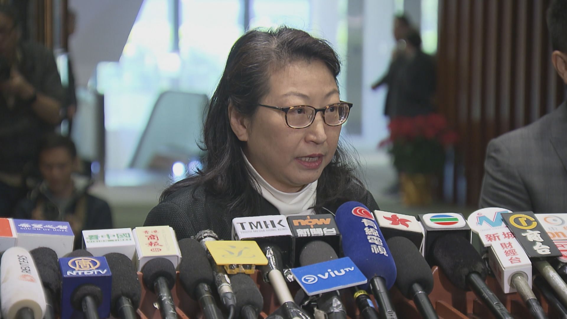 外媒報道曾辭職欲留英　鄭若驊︰純屬揣測