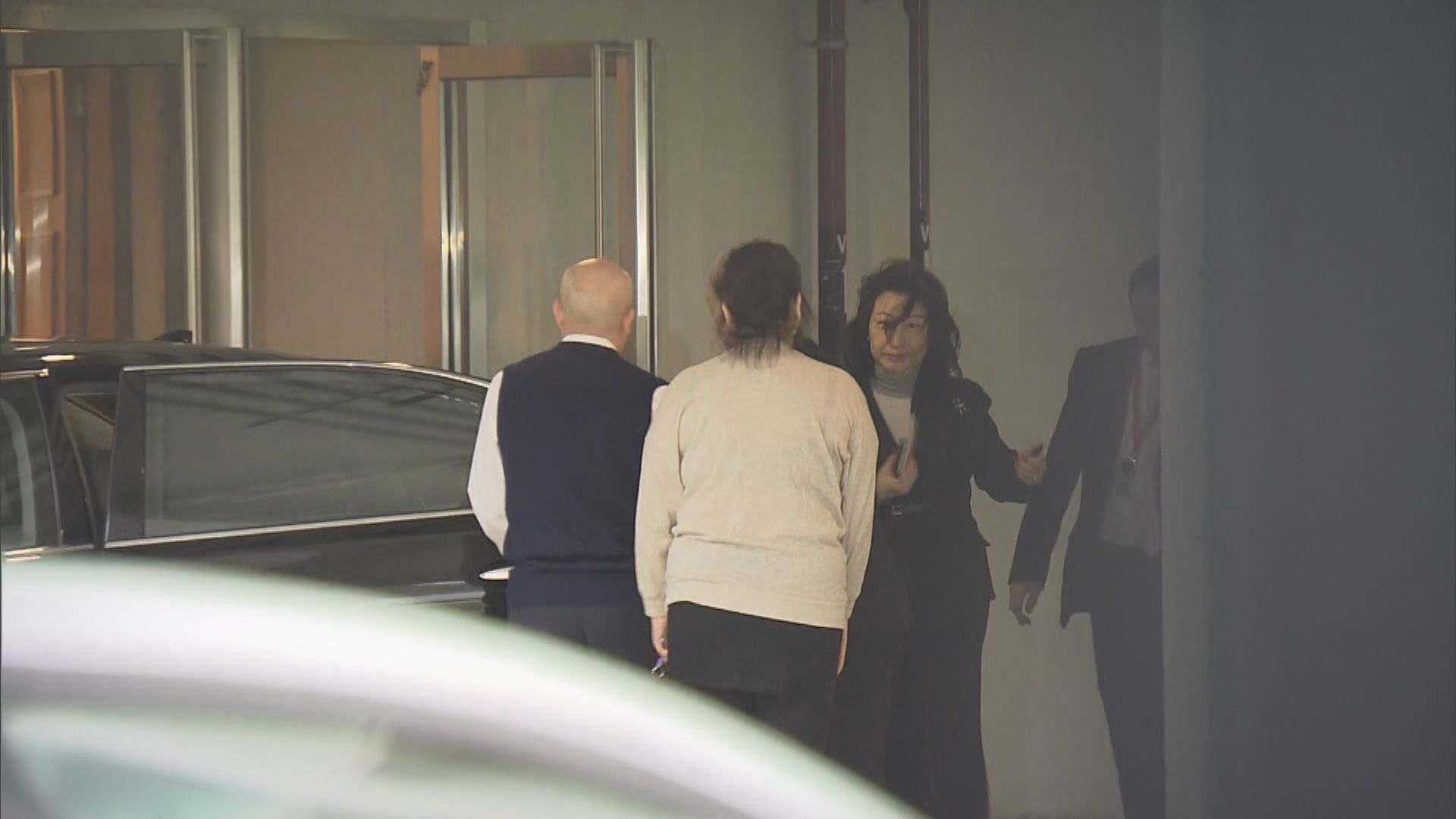 鄭若驊休假後首日上班　無回應記者提問