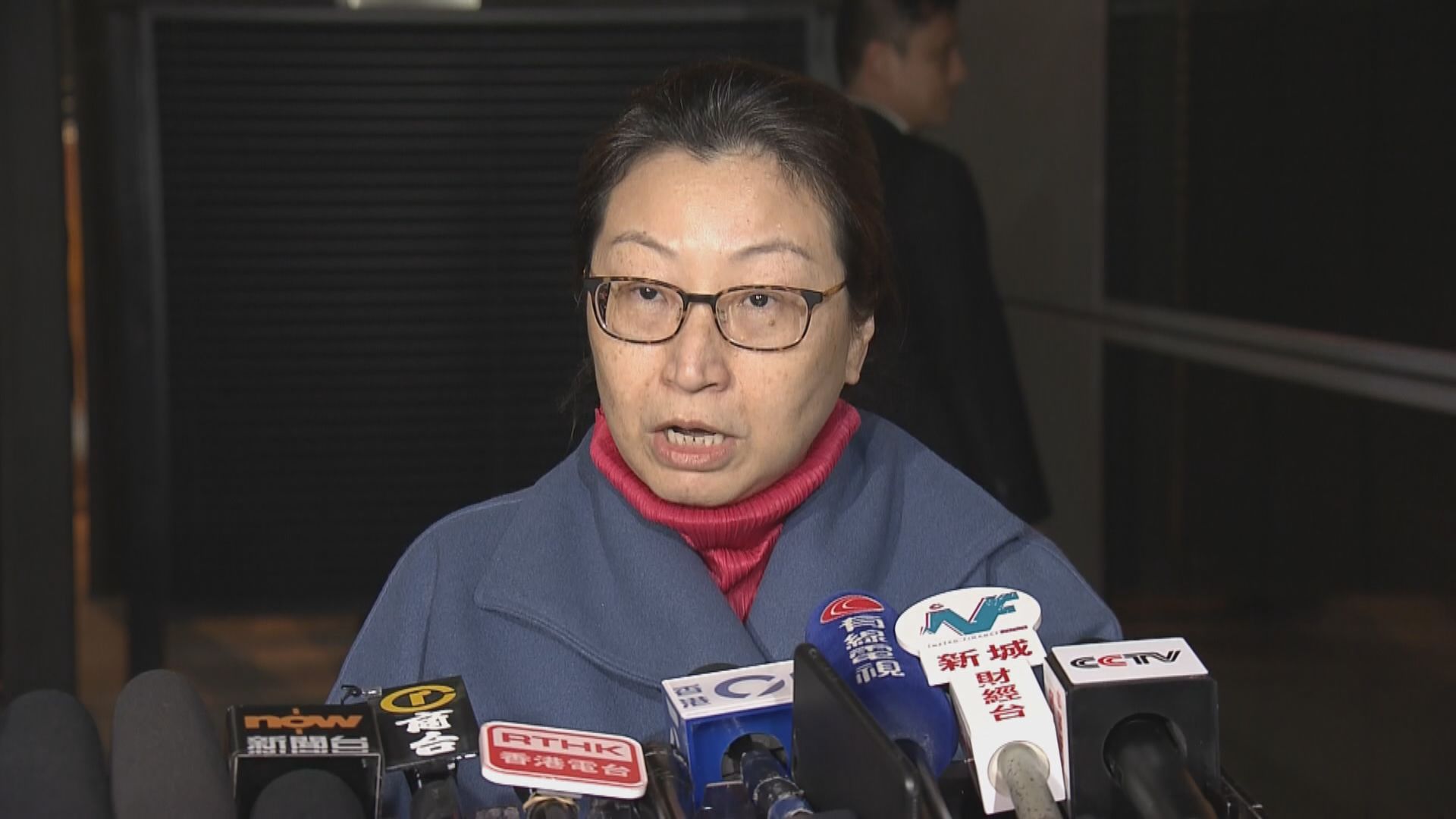 鄭若驊倫敦接受手腕手術後獲送往北京治療後再回港