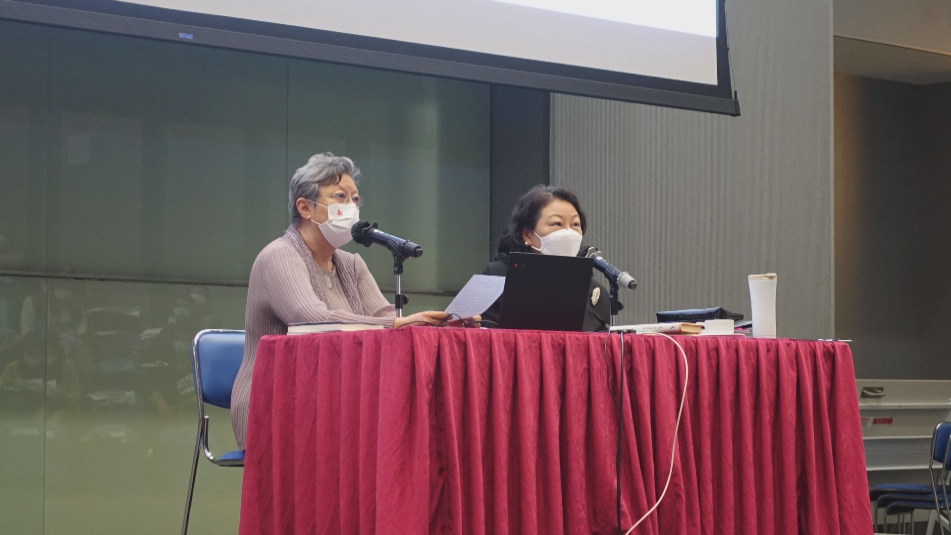 鄭若驊向逾百教師講解法治觀念和香港法律制度