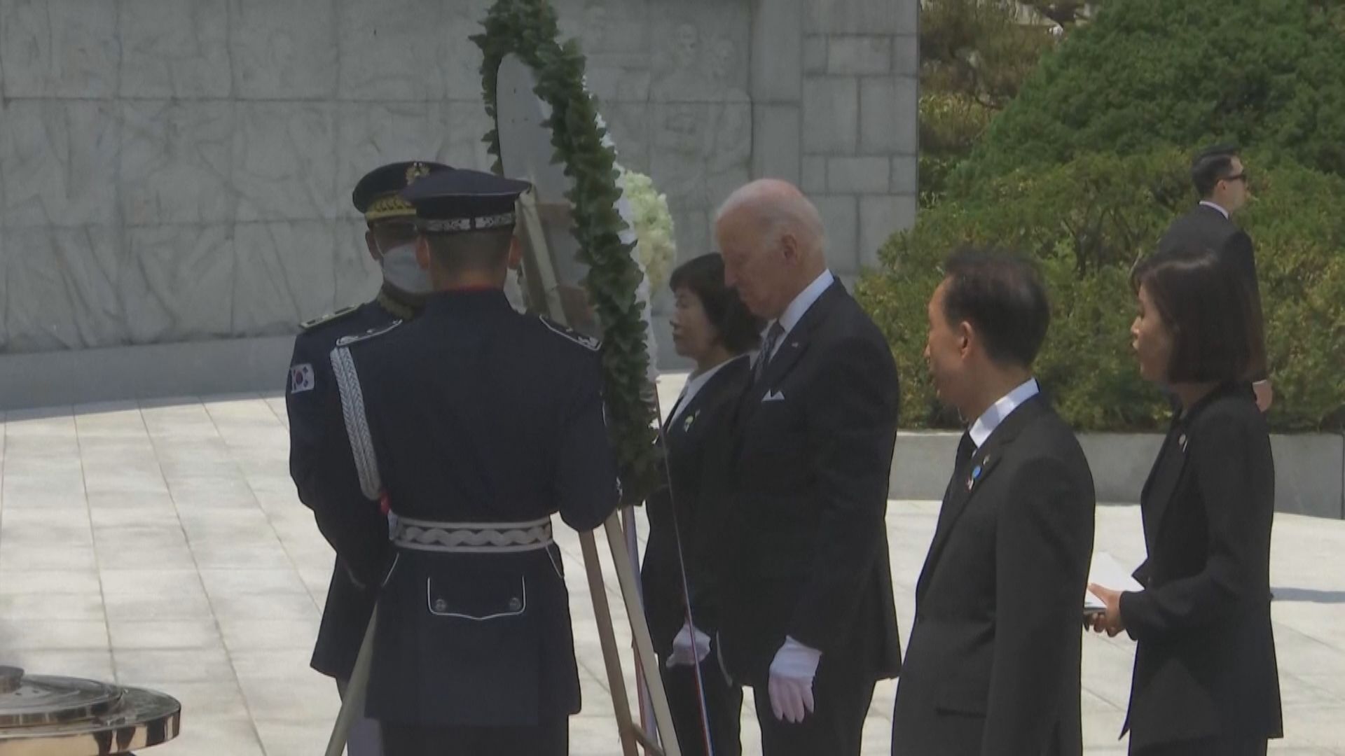 拜登到首爾國立顯忠院參拜