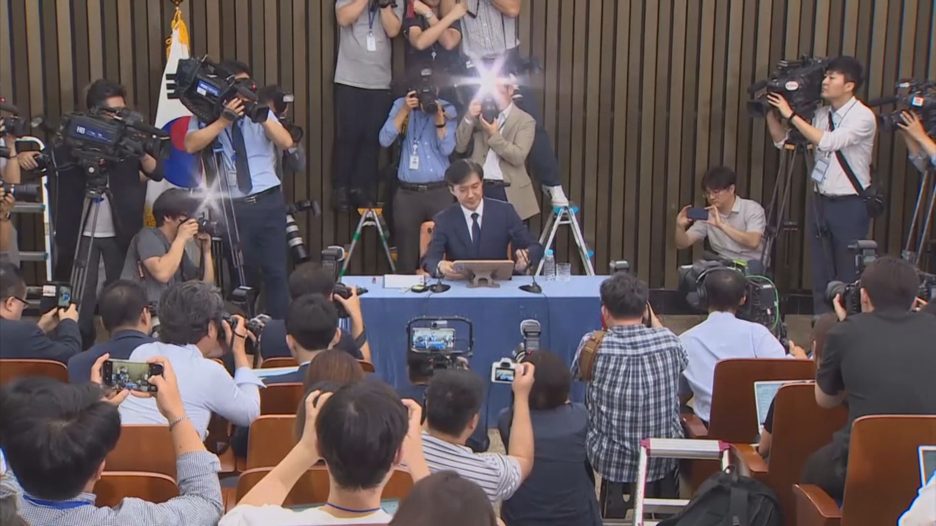 南韓前法務部長曹國涉收賄等11項罪名