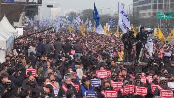 南韓政府對七千名未復工實習醫生展開吊銷執照程序