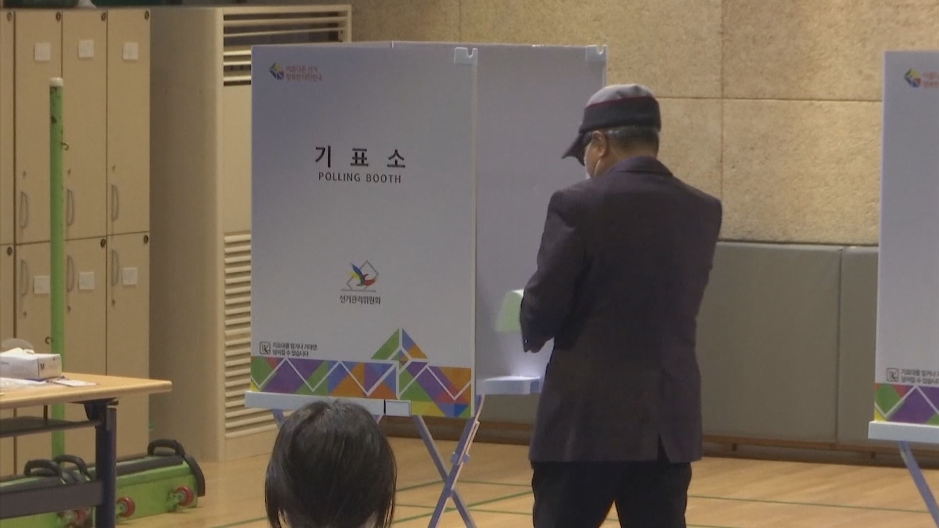 南韓舉行國會選舉　選民入票站前要消毒雙手和戴上手套