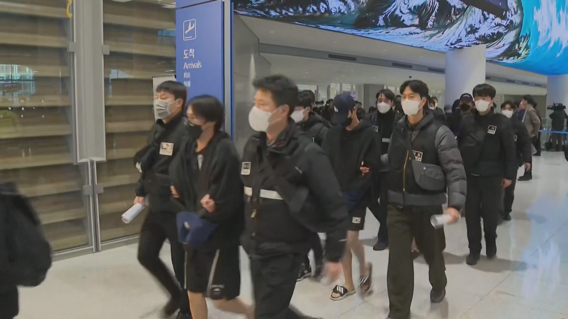 73名南韓人涉柬埔寨從事電騙被押解回國