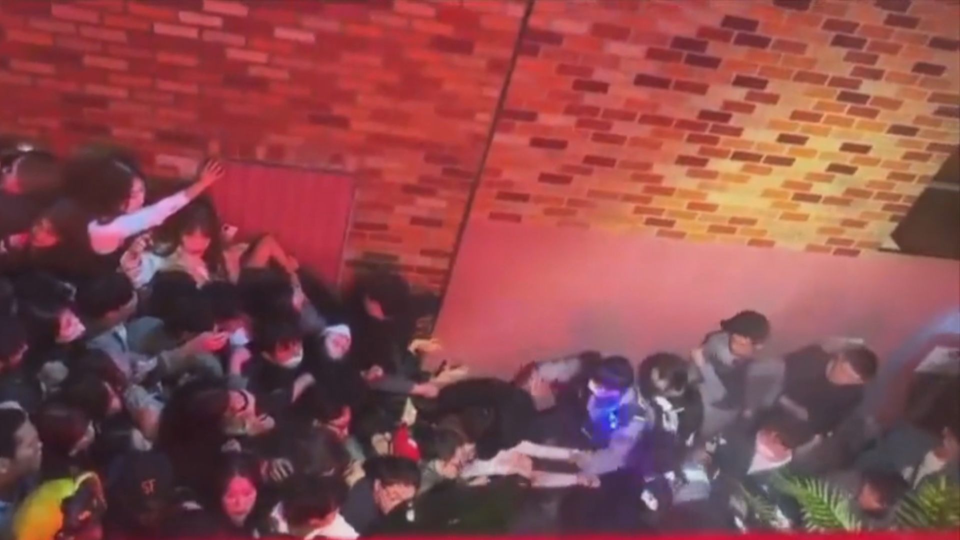 南韓梨泰院人踩人事故最少151人死　包括19名外國人