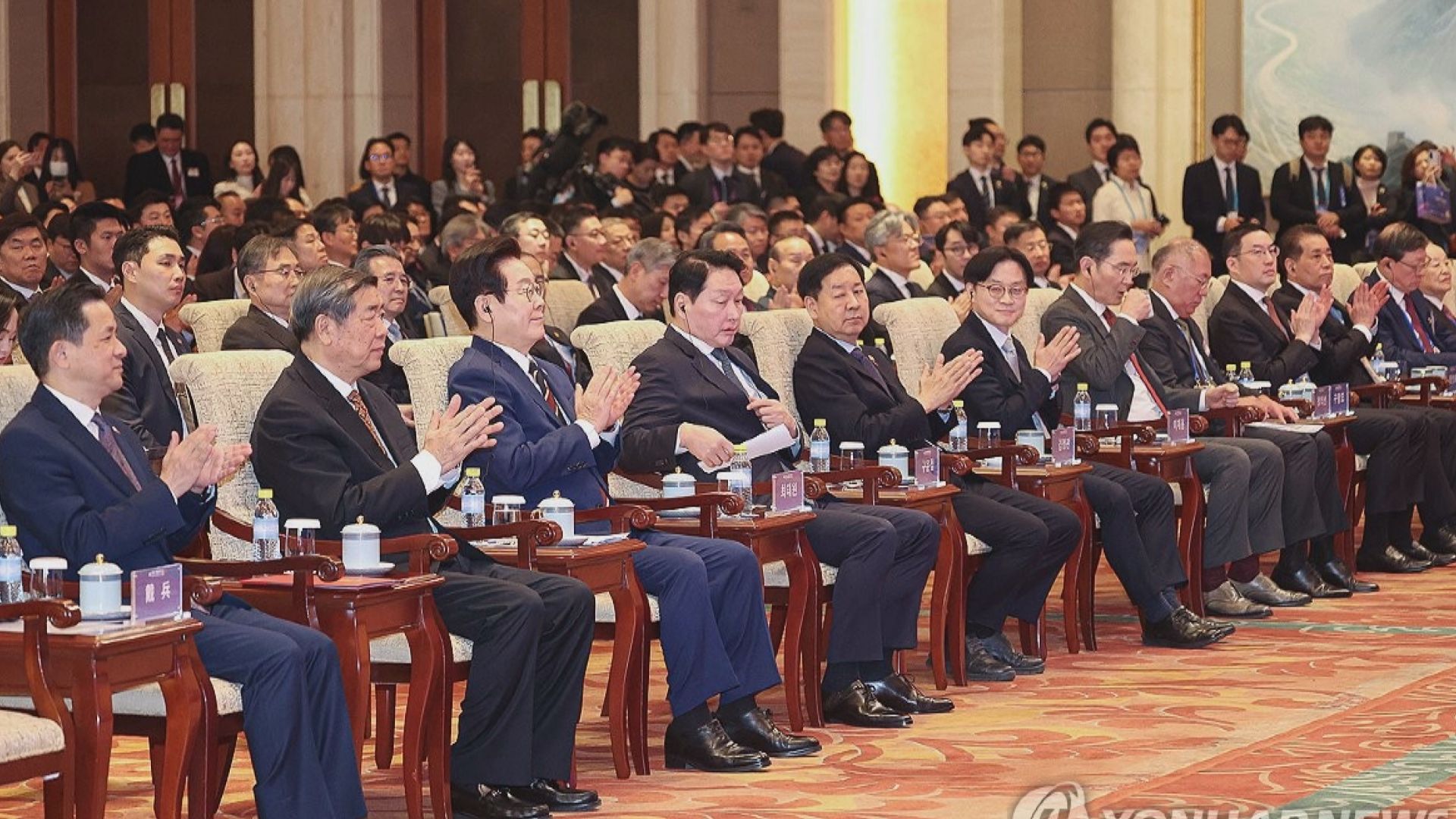 何立峰與李在明出席中韓商務論壇　李在明籲開闢合作新航道