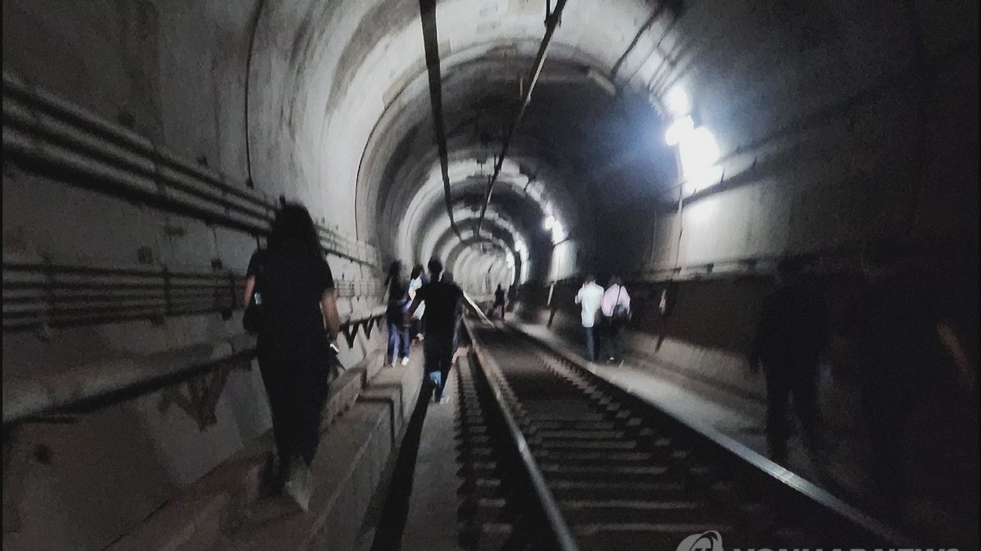 南韓首爾五號線地鐵疑被縱火　乘客緊急疏散疑犯被捕