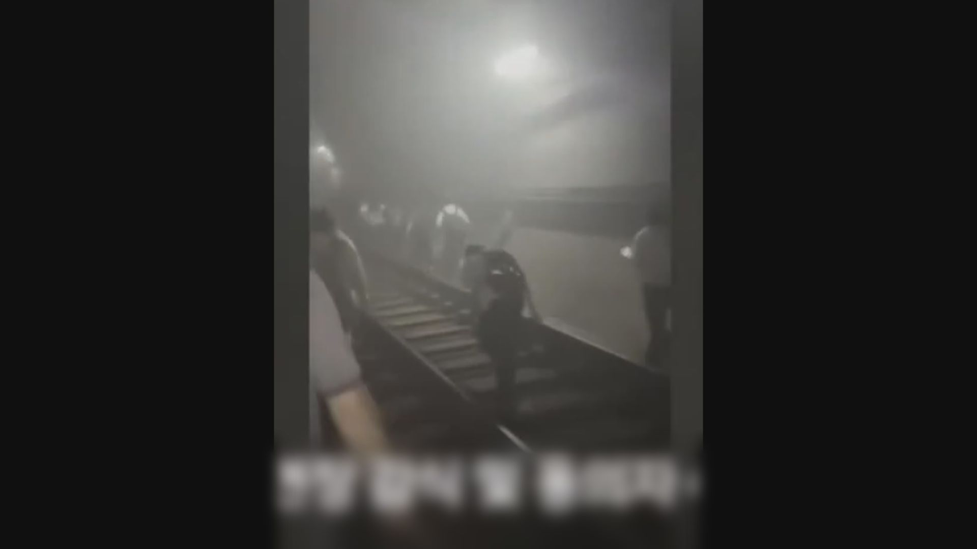 首爾地鐵車廂被縱火　數百乘客下車疏散