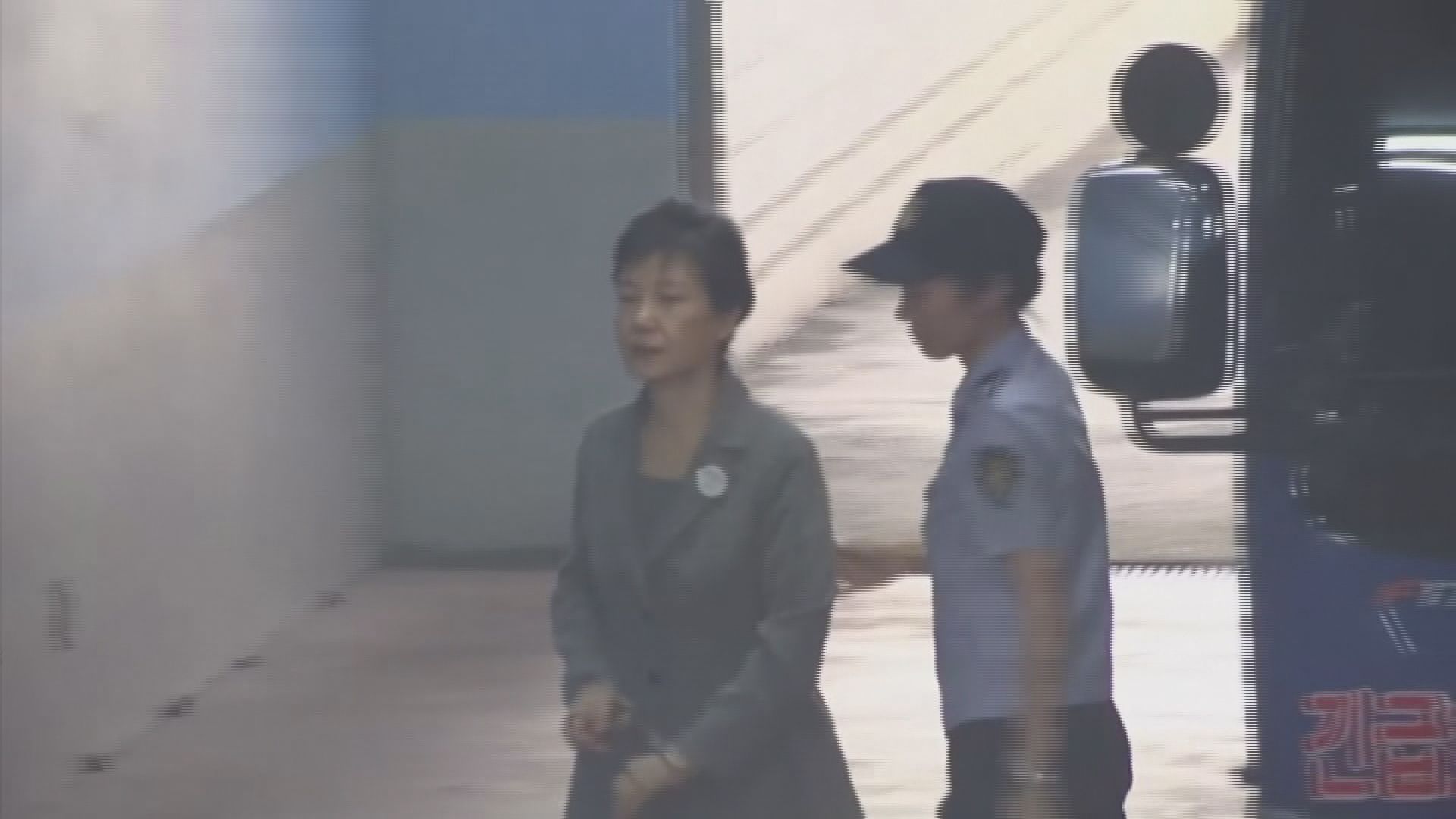 朴槿惠受賄濫權二審改判囚25年