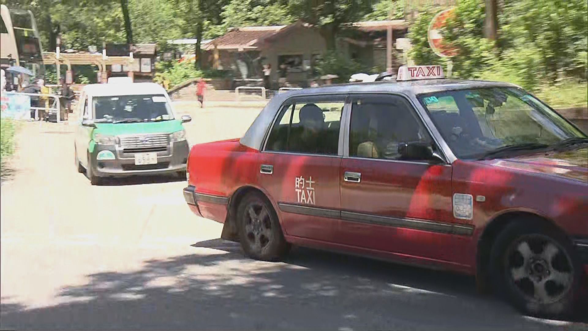 暫緩東壩的士禁令｜內地客︰兩個選擇較好　的士司機︰支持禁令避免塞車(車軒珩報道)