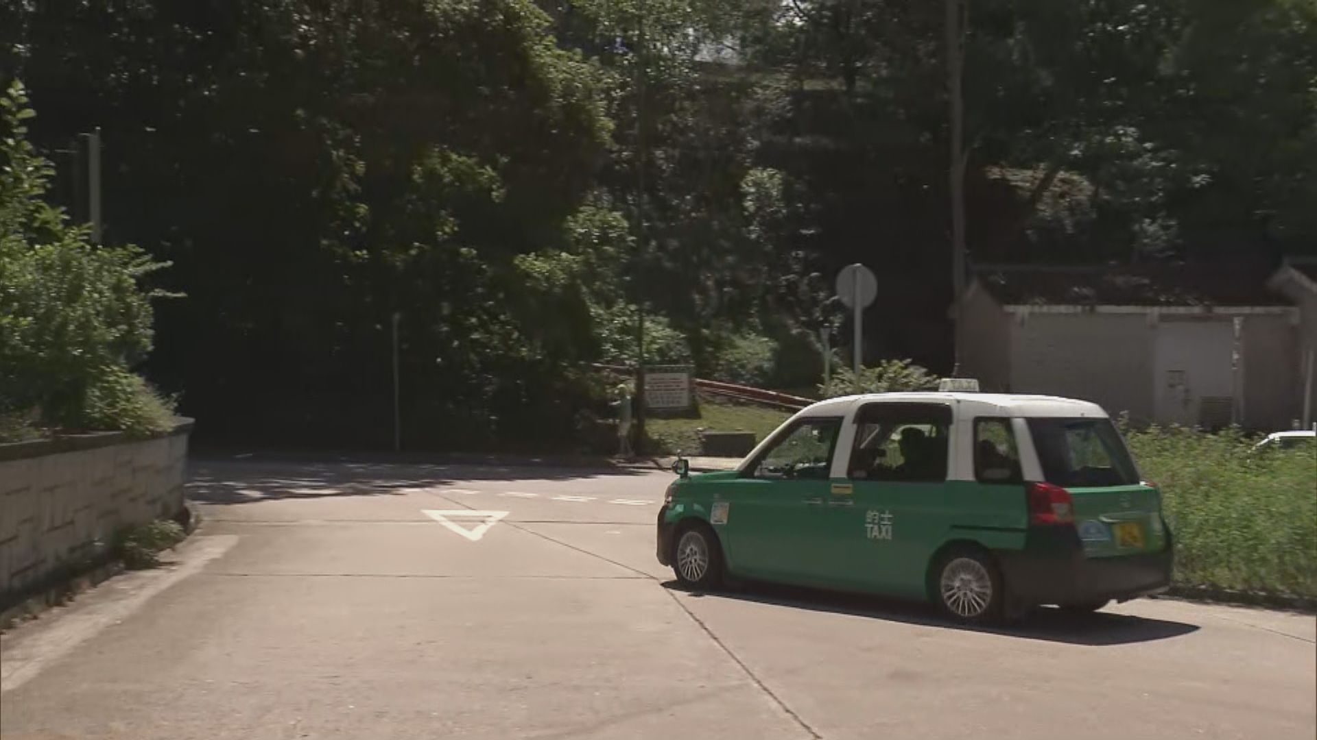 暫緩東壩的士禁令｜周末小巴排長龍　區議員稱居民平日出入只靠的士難從禁令(李浮南報道)