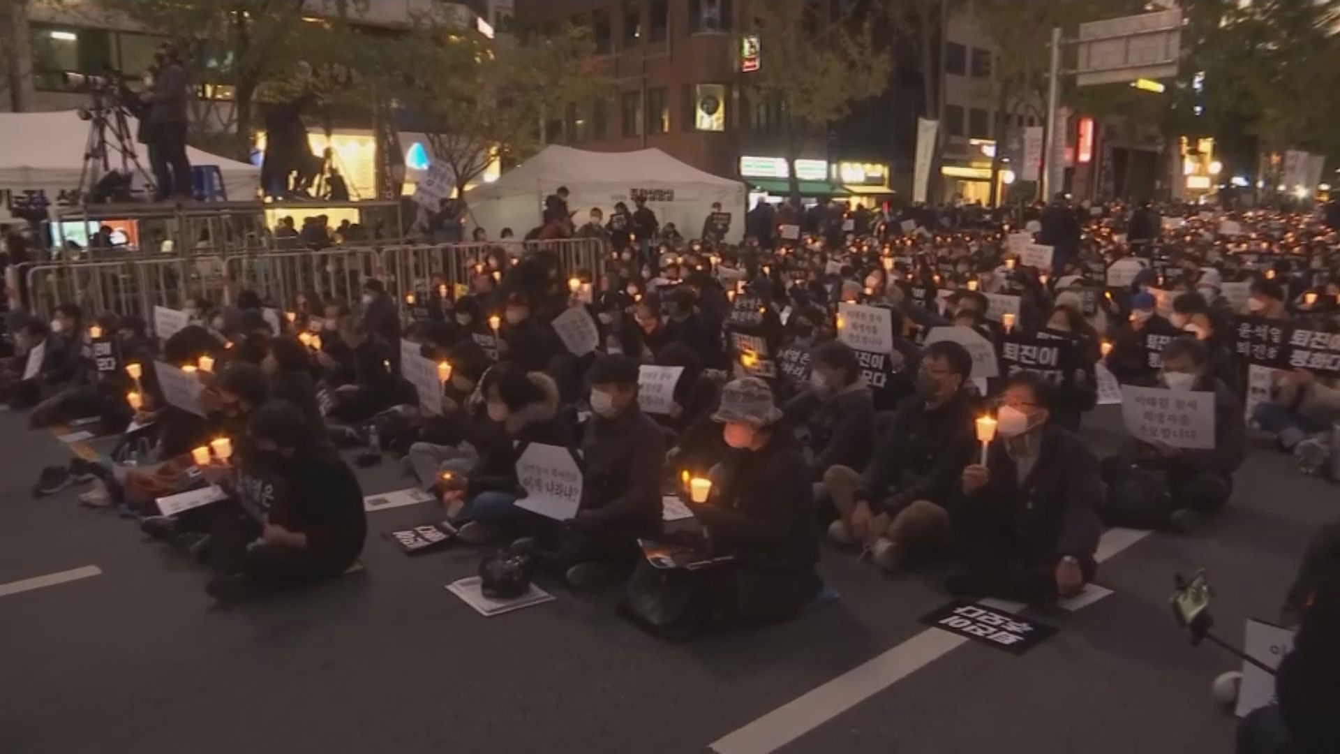 梨泰院死難者「頭七」　南韓多地有燭光晚會