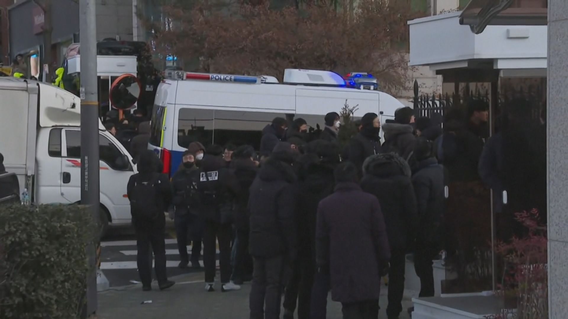 尹錫悅涉嫌內亂罪被捕　被帶到公調處接受調查