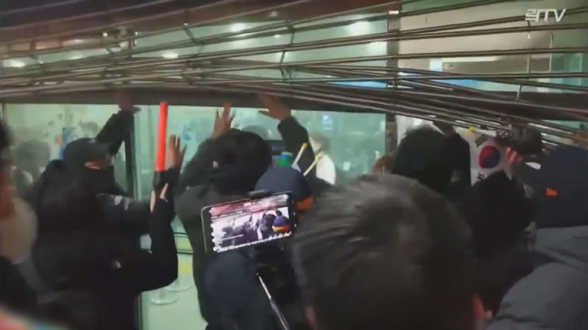 南韓法院以可能消滅證據為由 批准對尹錫悅拘留令　大批尹錫悅支持者衝擊法院與警衝突　當局拘46人