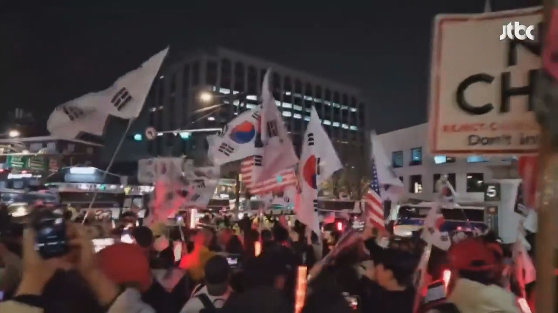 支持和反對尹錫悅的民眾法院外通宵集會　警方於憲法法院外設車陣布防