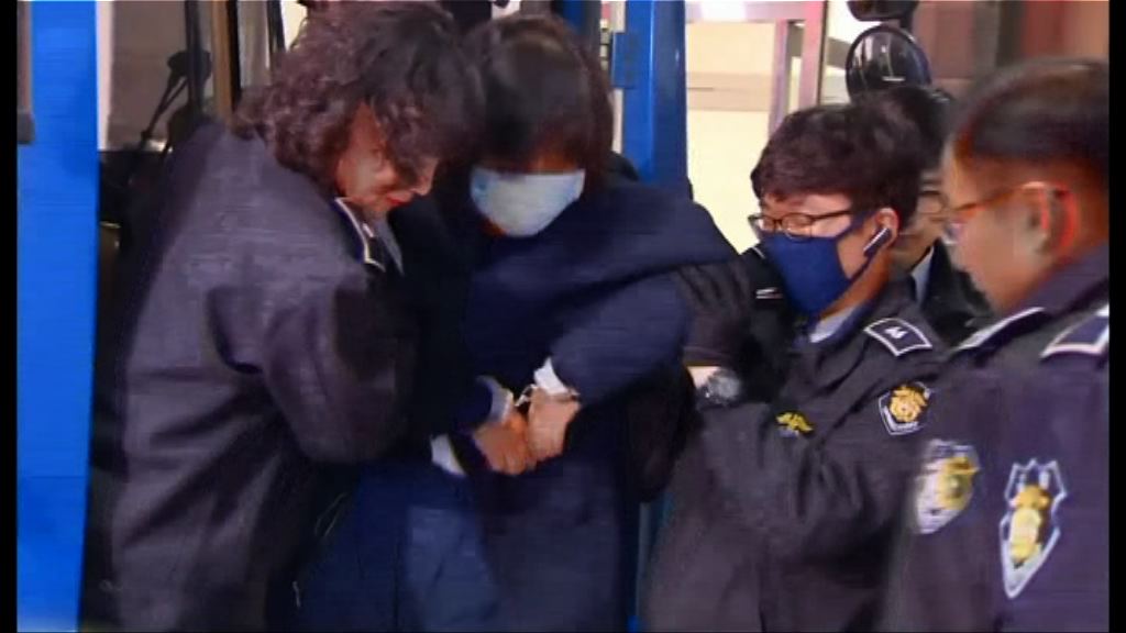 崔順實續接受問話惟否認指控